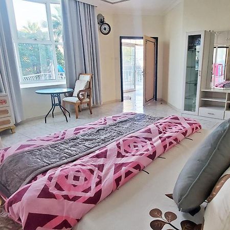 Private Bedroom In Amazing Villa ドバイ エクステリア 写真